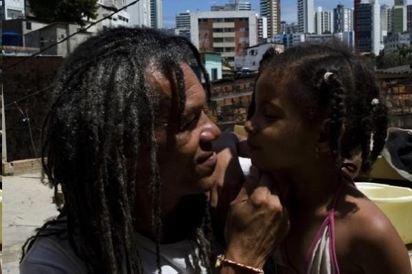 Pai e filha afrodecendentes