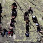 Fotografia de seres humanos formando a palavra Ubuntu